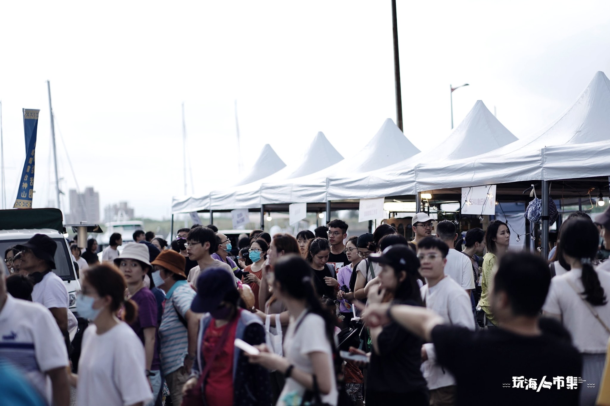 02-crowd.jpg